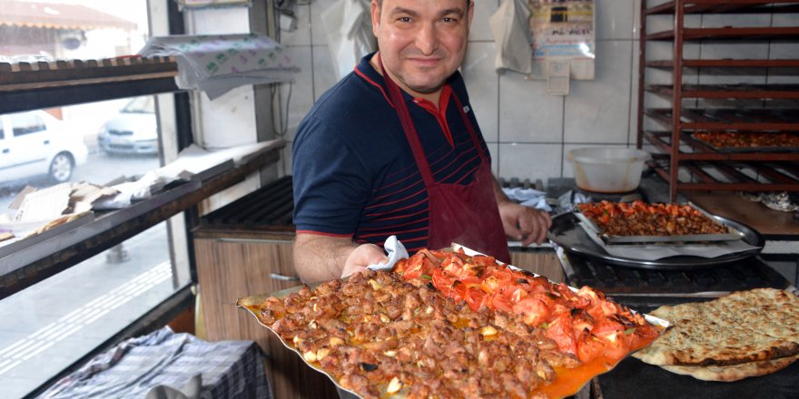 ELİ BÖĞRÜNDE YEMEĞİ İÇİN ÇEVRE İLLERDEN GELİYORLAR