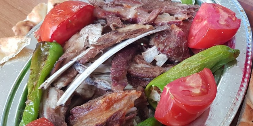 KUYUDA HAZIRLANAN BÜRYAN KEBABI TAVAYA TAŞINDI