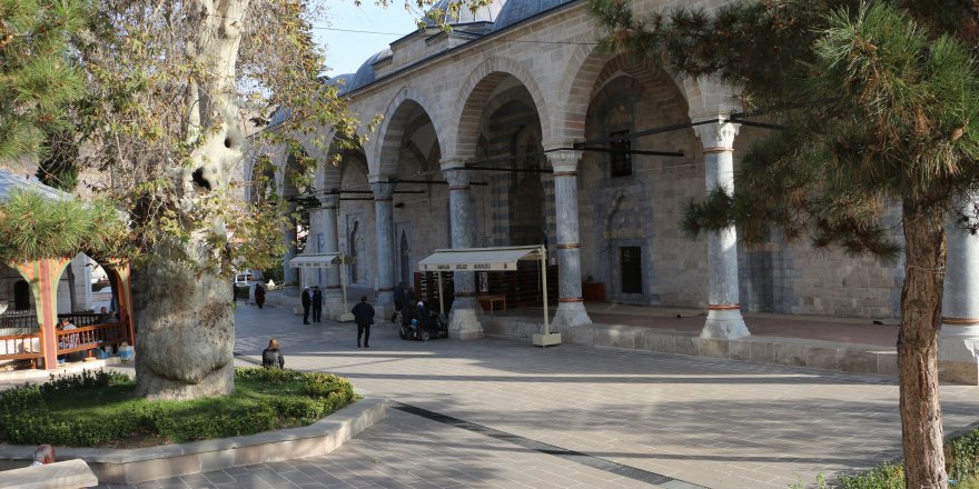 CAMİ DE, BAHÇESİNDEKİ ÇINAR AĞAÇLARI DA 447 YAŞINDA