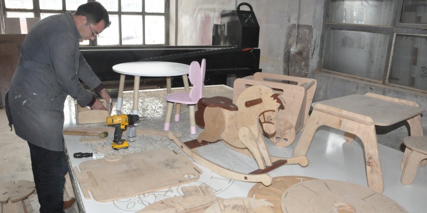 AHŞAP OYUNCAK YAPMAYA BAŞLADILAR, SİPARİŞLERE YETİŞEMİYORLAR