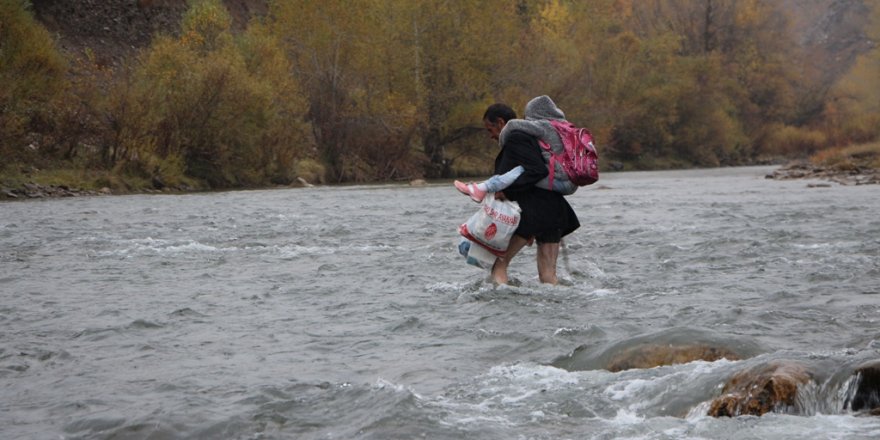 DAĞLARI AŞIP, SULARDAN GEÇEREK ÇOCUKLARINI SERVİSE ULAŞTIRIYOR