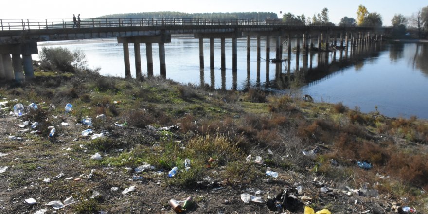 ÖĞRENCİLER ATIKLARLA ÇÖPLÜĞE DÖNEN NEHİR KIYISINI TEMİZLEDİ