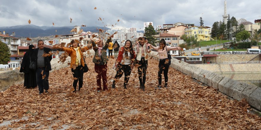 TARİHİ KÖPRÜYE YAPRAK SERİP, SONBAHARI YAŞADILAR