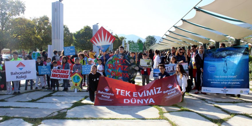 ÖĞRENCİLER, 'TEK EVİMİZ DÜNYA' SLOGANIYLA KIYILARI TEMİZLEDİ