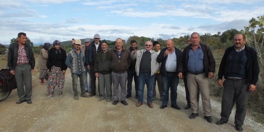 ÇİFTÇİLER MICIR KAMYONLARINA KARŞI YOL KAPATTI