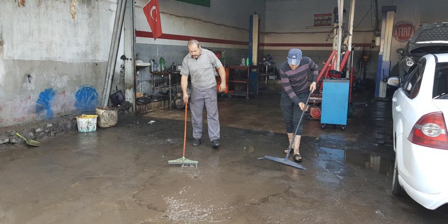 İSKENDERUN'DA SAĞANAK SELE YOL AÇTI