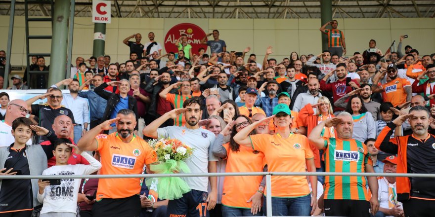 İRFAN CAN KAHVECİ'DEN TRİBÜNDE ASKER SELAMI