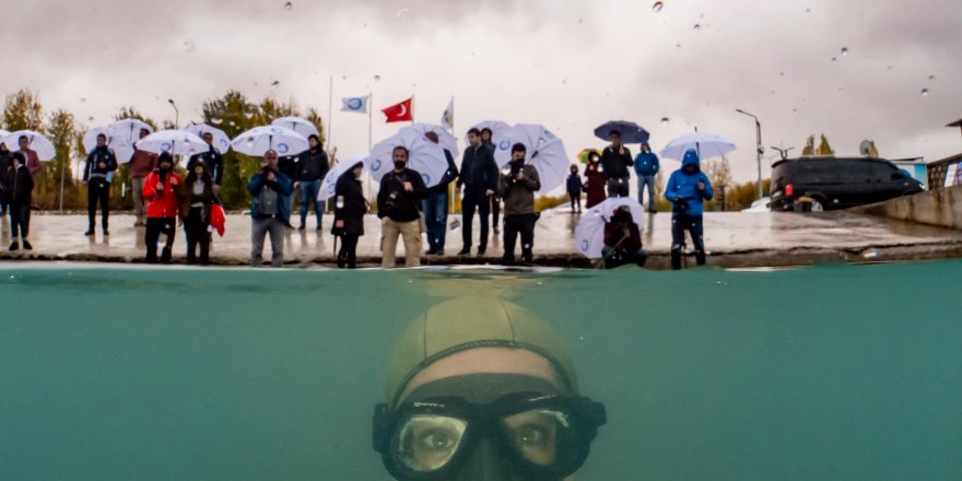 ŞAHİKA ERCÜMEN, SOĞUK HAVAYA RAĞMEN FARKINDALIK İÇİN VAN GÖLÜ'NE DALDI