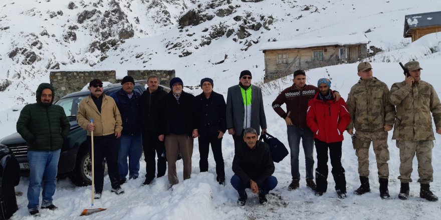 RİZE'DE KAR NEDENİYLE YAYLADA MAHSUR KALANLAR İÇİN ÇALIŞMA BAŞLATILDI (3)