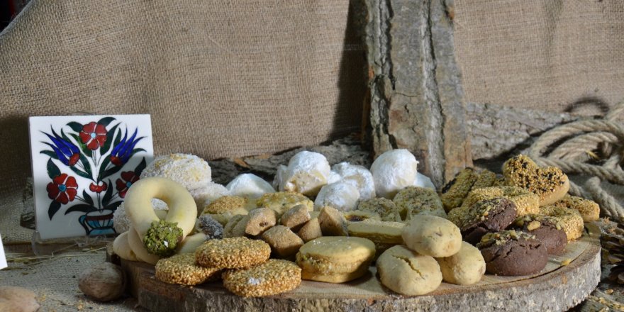 EKMEĞİ 126 YIL ÖNCEKİ USULLERE GÖRE YAPIP TAŞ FIRINDA PİŞİRİYOR