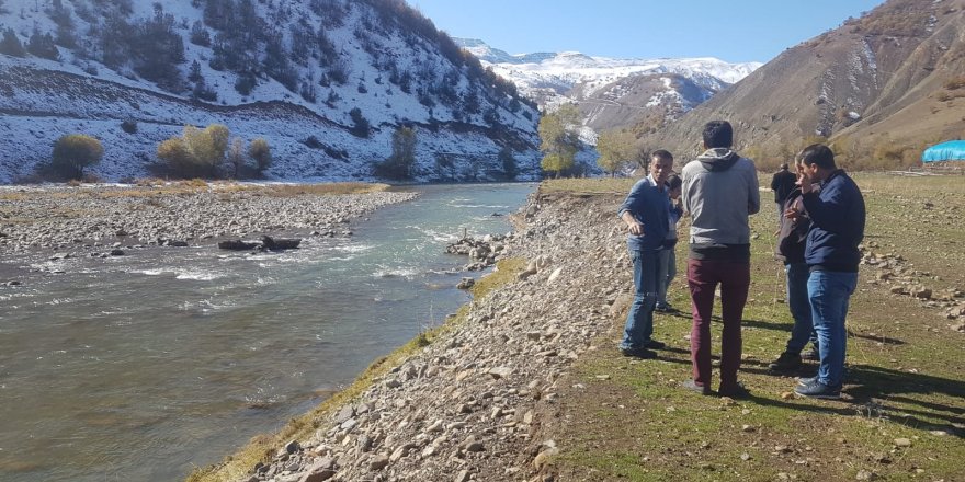 BABALARININ SIRTINDAN OKULA GİDEN KARDEŞLER KÖPRÜ İSTİYOR (2)