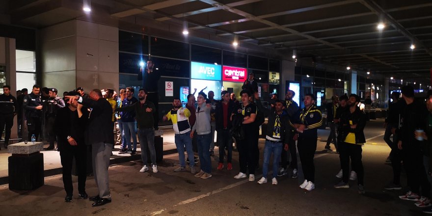 FENERBAHÇE'YE TARAFTARLARDAN COŞKULU KARŞILAMA 