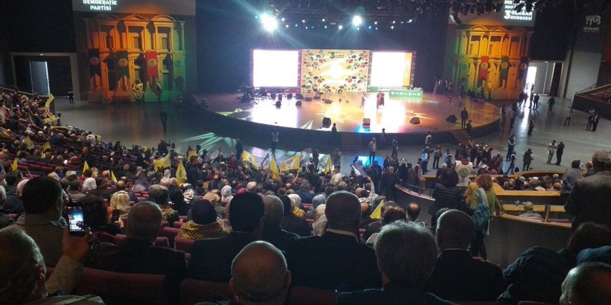 HDP'NİN İSTANBUL KONGRESİ'NDE TEPKİ ÇEKEN GÖRÜNTÜLER