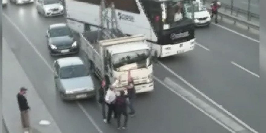 TRAFİKTE SOPALI KAVGA KAMERADA
