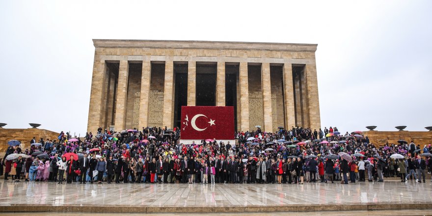 2 BİN 500 ÖĞRENCİDEN ATA’YA ZİYARET   