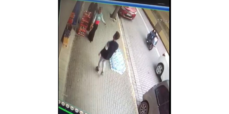 PARAYI ALMAKLA SUÇLANINCA SOKAK ORTASINDA SOYUNDU