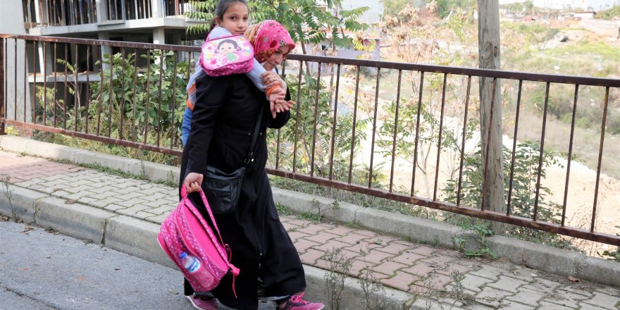 OKULA ANNESİNİN SIRTINDA GİDEN SUNA’YA TEKERLEKLİ SANDALYE GELDİ