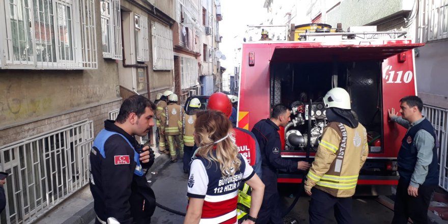 FATİH'TE YANGIN PANİĞİ; MAHSUR KALANLAR İTFAİYE EKİPLERİNCE KURTARILDI