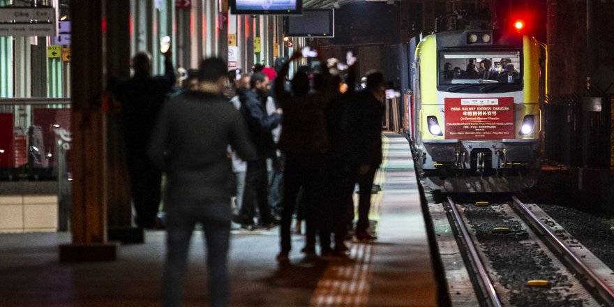 ÇİN'DEN AVRUPA'YA GİDEN İLK YÜK TRENİ MARMARAY'DAN GEÇTİ (1)