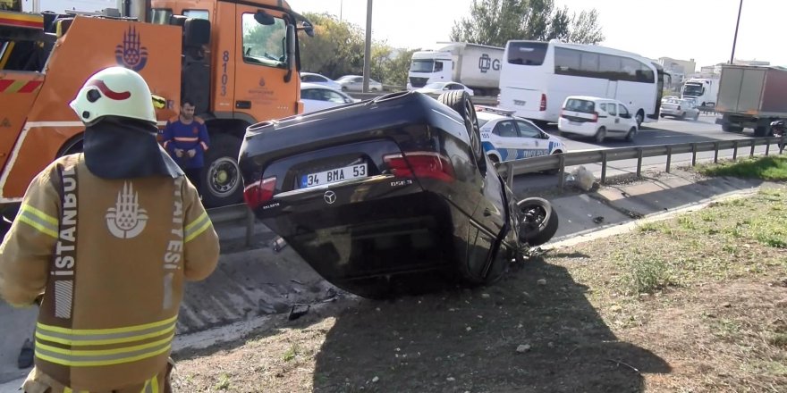 BAŞAKŞEHİR'DE EMNİYET ŞERİDİNDEKİ MİNİBÜSE ÇARPAN ARAÇ TAKLA ATTI