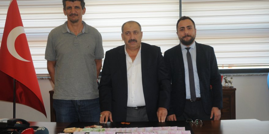 İSTANBUL HAVALİMANI'NDA TAKSİCİ ARACINDA BULDUĞU PARAYI SAHİBİNE TESLİM ETTİ