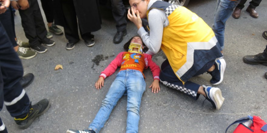 ATAŞEHİR'DE 8 YAŞINDAKİ ÖĞRENCİYE OTOMOBİL ÇARPTI