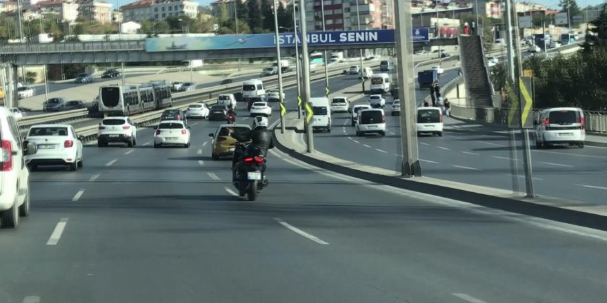 MOTOSİKLETLE MAKAS ATARKEN BİLE DANS EDEN MAGANDA KAMERADA