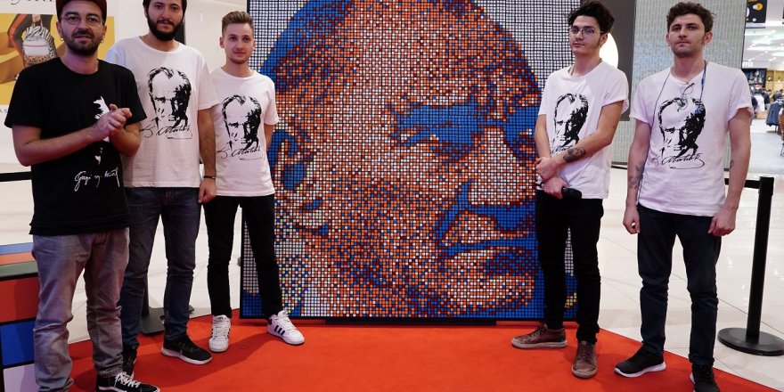 1500 RUBİK KÜPTEN ATATÜRK PORTRESİ YAPTILAR