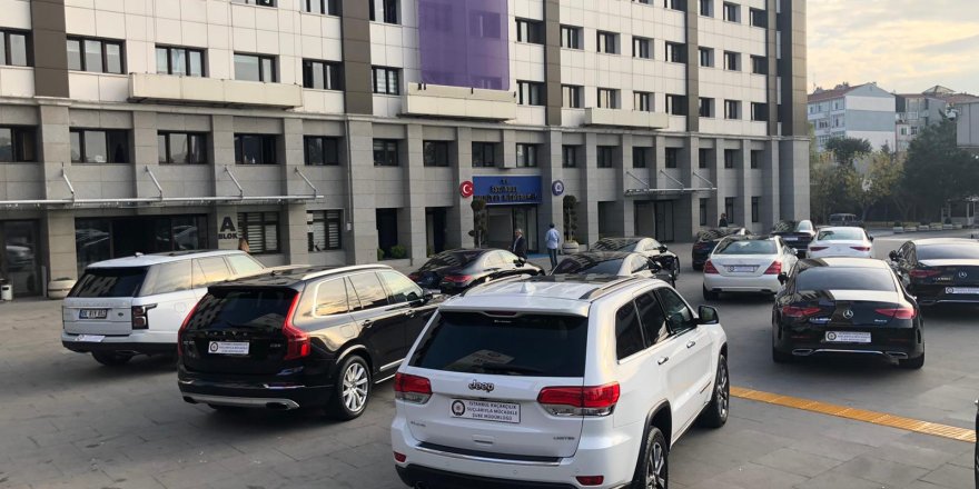 EMNİYET MÜDÜRLÜĞÜNÜN BAHÇESİ LÜKS ARAÇ GALERİSİNE DÖNDÜ (1)