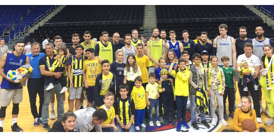 FENERBAHÇE BEKO’YA TARAFTARLARDAN MORAL ZİYARETİ