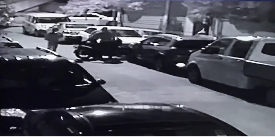 SULTANGAZİ'DE MOTOSİKLET ÇALAN ŞÜPHELİLER KAMERADA 