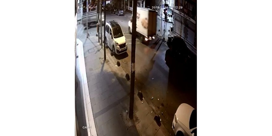 KAMYONET, KAMYONETE ÇARPTI; KAZA ANI KAMERADA