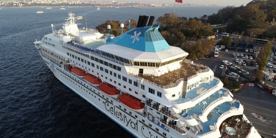 PEŞ PEŞE GELİYORLAR... TARİHİ YARIMADA'YA  9 KATLI BİR KRUVAZİYER DAHA YANAŞTI