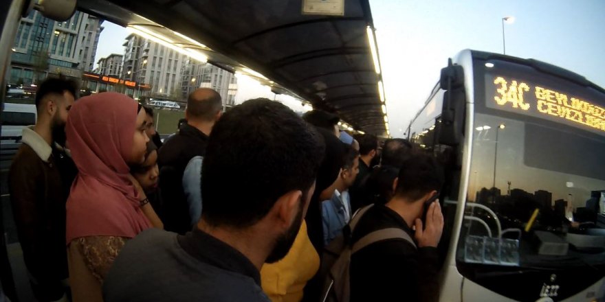 METROBÜSTE ZORLU AKŞAM YOLCULUĞU