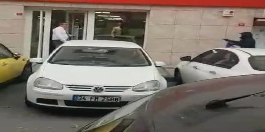 BAYRAMPAŞA'DA BANKA SOYGUNCUSUNUN VATANDAŞLAR TARAFINDAN YAKALANMA ANLARI KAMERADA (2)
