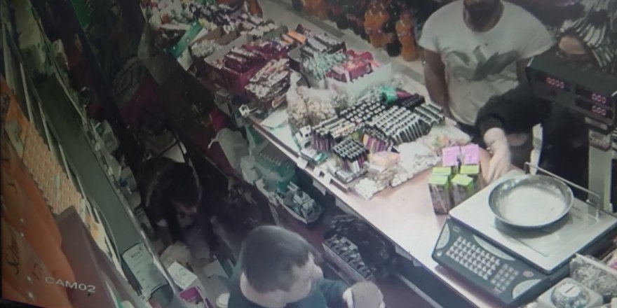 SULTANGAZİ'DE MARKETE SIĞINAN KİŞİYE FECİ ŞEKİLDE DAYAK KAMERADA 