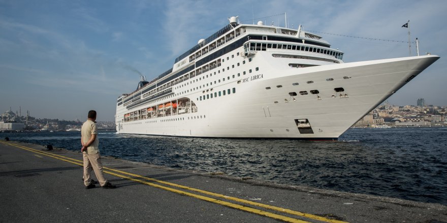  İSTANBUL'A 2 BİN YOLCULU DEV KRUVAZİYER GELDİ (1)