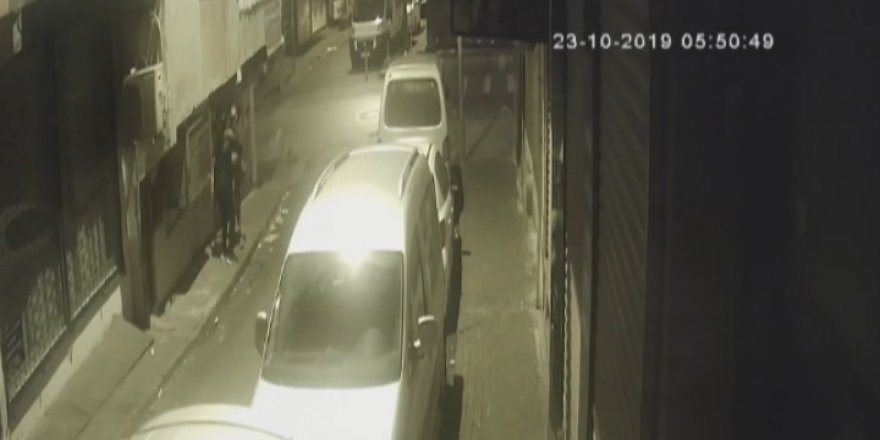 BİRBİRLERİNİN OMZUNA BASARAK EVLERE GİREN HIRSIZLAR KAMERADA