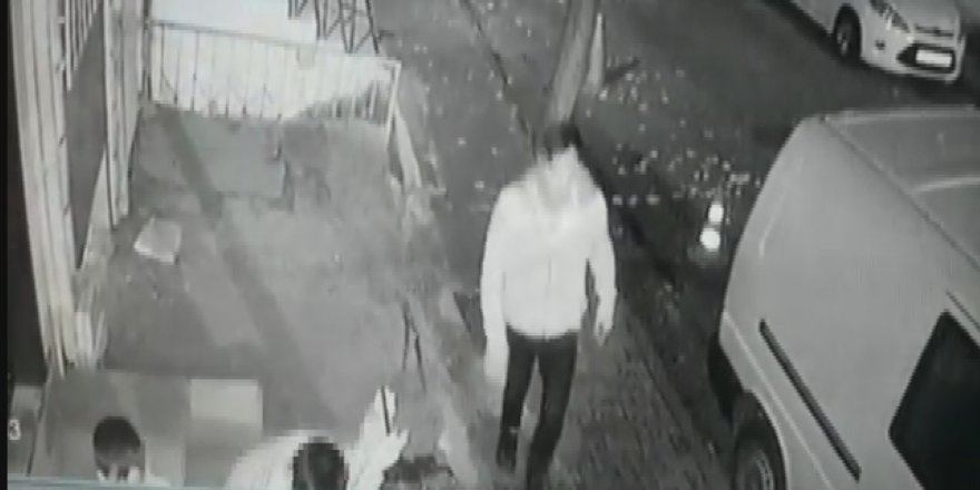 SOKAKTA TELEFONUYLA OYNAYAN ÇOCUĞA GASP ŞOKU KAMERADA