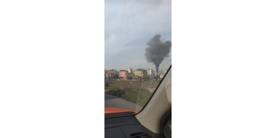 PENDİK'TE 3 KATLI BİNANIN ÇATISI ALEV ALEV YANDI (1)