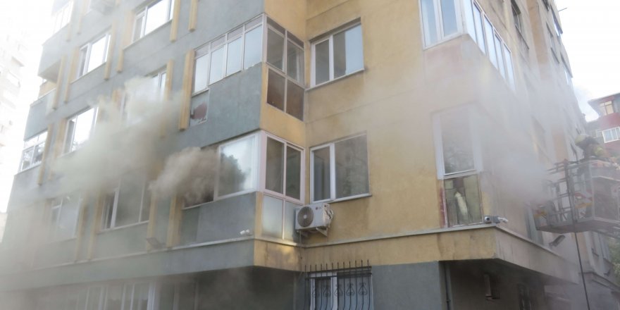 KADIKÖY'DE YANGIN... YATALAK HASTAYI İTFAİYE EKİPLERİ KURTARDI 