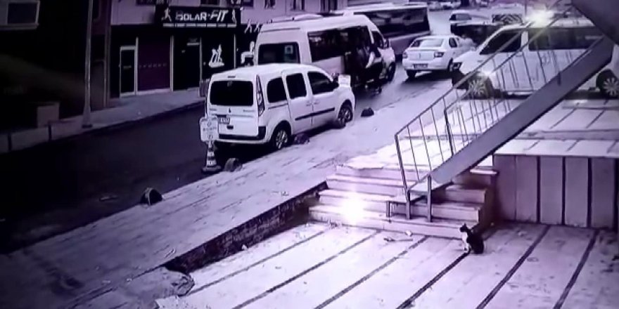 (EK FOTOĞRAFLA) - KÜÇÜKÇEKMECE'DE KAPISI AÇIK İLERLEYEN MİNİBÜSTEN LİSELİ KIZ DÜŞTÜ