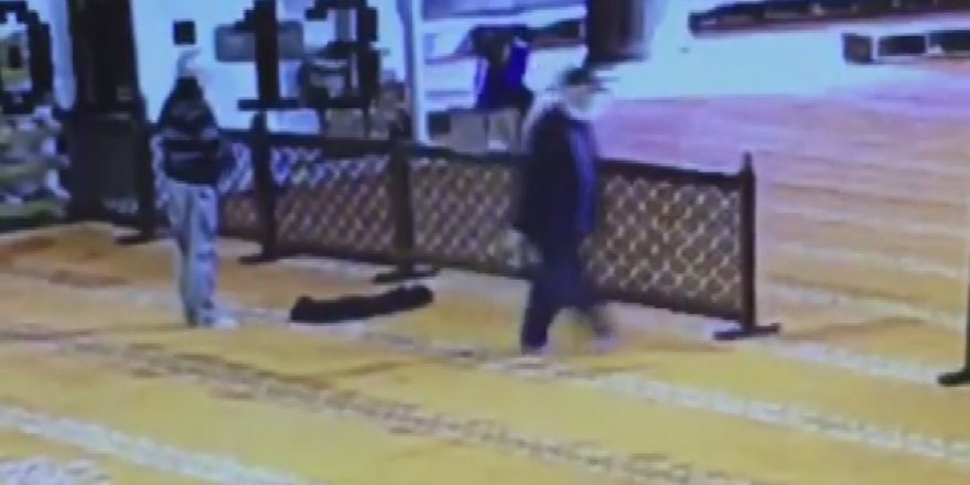 SULTANAHMET VE SÜLEYMANİYE CAMİİ'LERİNDEN AYAKKABI ÇALAN ŞÜPHELİ KAMERADA 