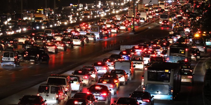 İSTANBUL'DA TRAFİK YOĞUNLUĞU YÜZDE 76'YA ULAŞTI