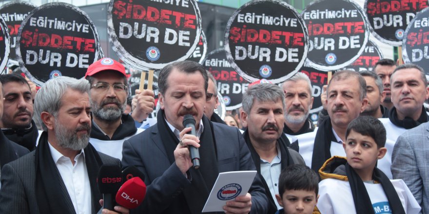 TAKSİM'DE ÖĞRETMENLERDEN 'ŞİDDETE DUR DE' EYLEMİ