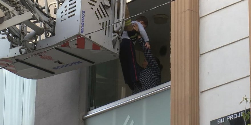 ESENYURT'TA YANGIN, MAHSUR KALANLARI İTFAİYE KURTARDI (1)