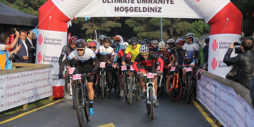 ÜMRANİYE'DE BİSİKLETÇİLER ÖĞRETMENLER İÇİN YARIŞTI