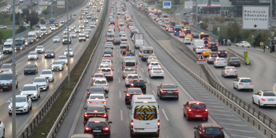 OKULLAR AÇILDI, İSTANBUL'DA TRAFİK YOĞUNLUĞU YAŞANDI (1)