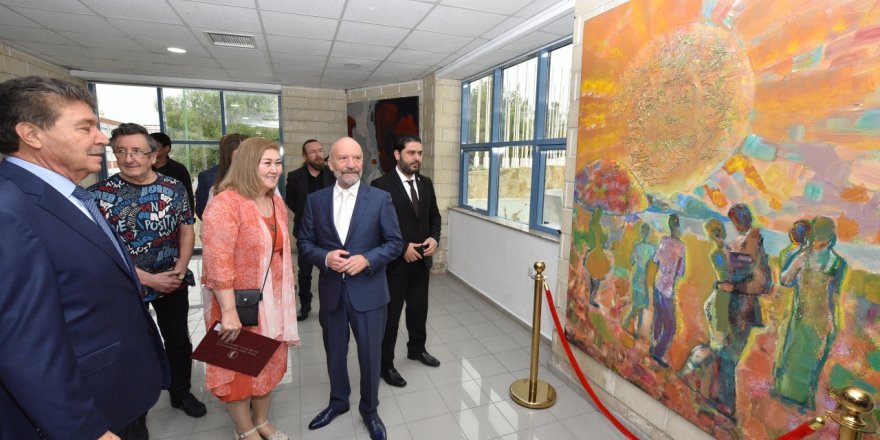 YAKIN DOĞU ÜNİVERSİTESİ’NDE MODERN SANAT MÜZESİ İÇİN HAZIRLANAN KİŞİSEL RESİM SERGİSİ AÇILDI