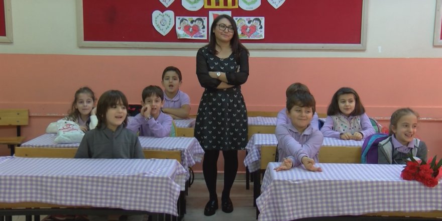 JANDARMADAN ŞEHİT ÖĞRETMENİN EŞİNE ÖĞRETMENLER GÜNÜ KUTLAMASI